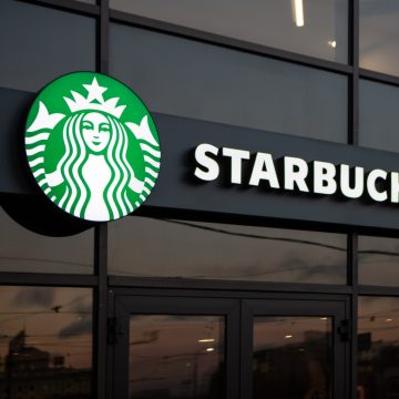 Starbucks вводит правило обязательного заказа для посетителей