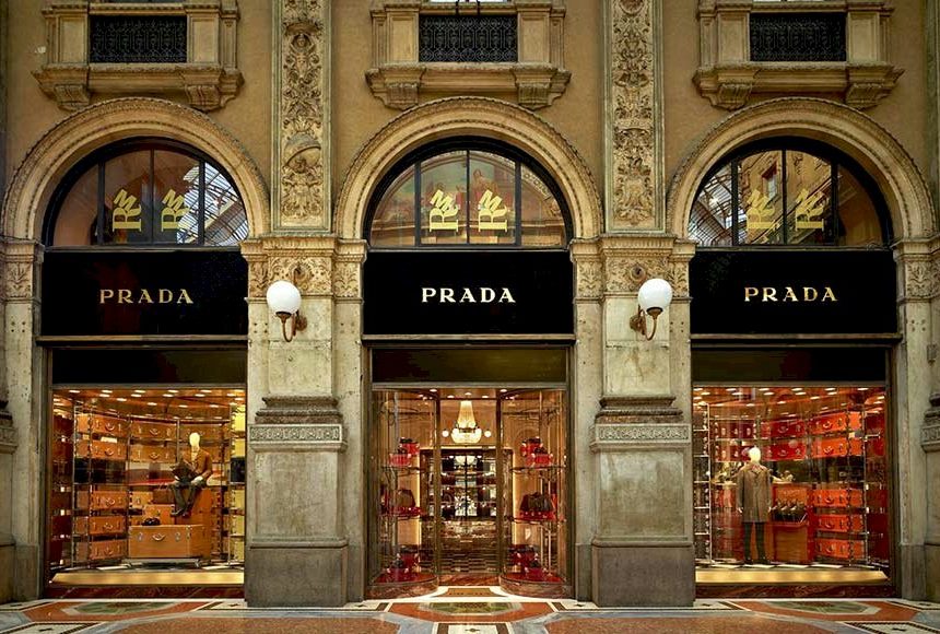 prada-galleria-vittorio-emanuele Prada рассматривает возможность покупки Versace