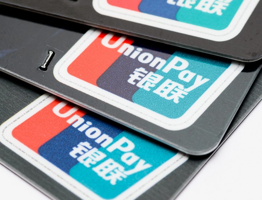 «Народный банк» ограничил операции с картами UnionPay в России и Казахстане