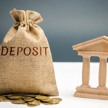 Bag,Of,Money,With,The,Word,Deposit,Near,The,Bank. Объем розничных депозитов в Казахстане достиг рекордного уровня в 2024 году