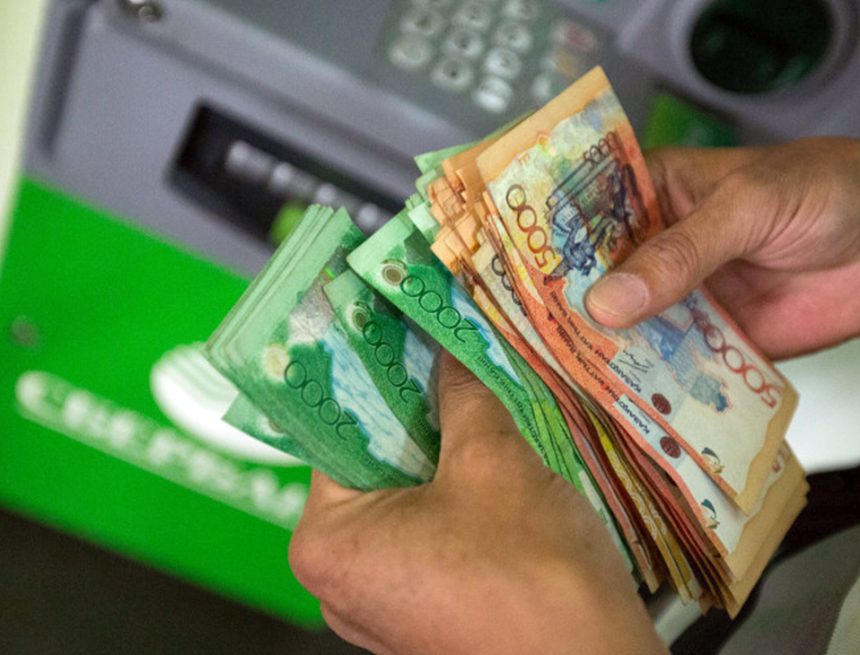 Казахстанцы стали чаще снимать наличные: темпы роста обналичивания удвоились