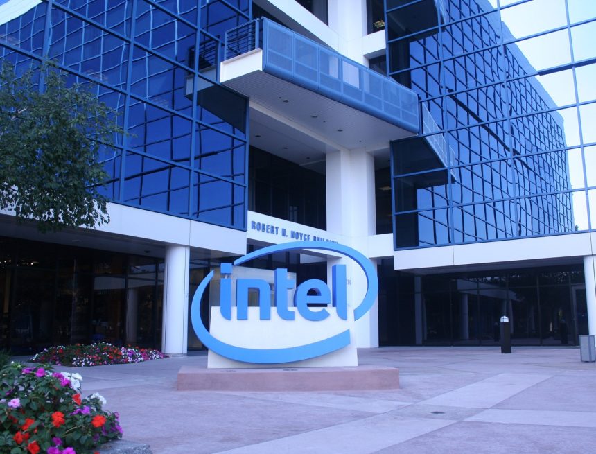 Акции Intel выросли на 12% после назначения Лип-Бу Тана новым CEO