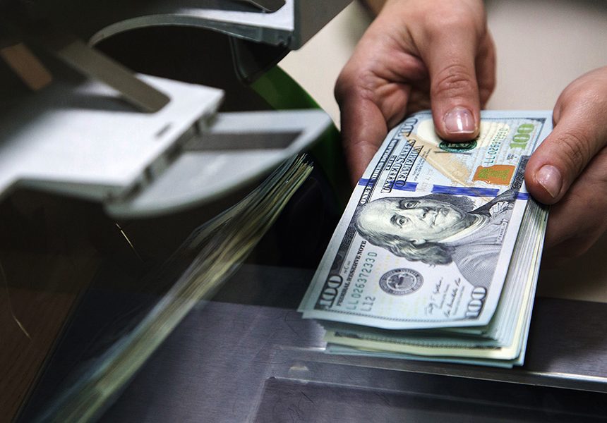 ЦБ зафиксировал падение ставок по валютным вкладам и рост по долгосрочным сумам