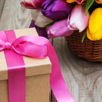 Щедрые подарки: сколько кыргызстанцы готовы потратить на 8 Марта