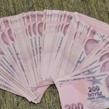 Курс лиры стремительно падает на фоне задержания мэра Стамбула и обвала биржи