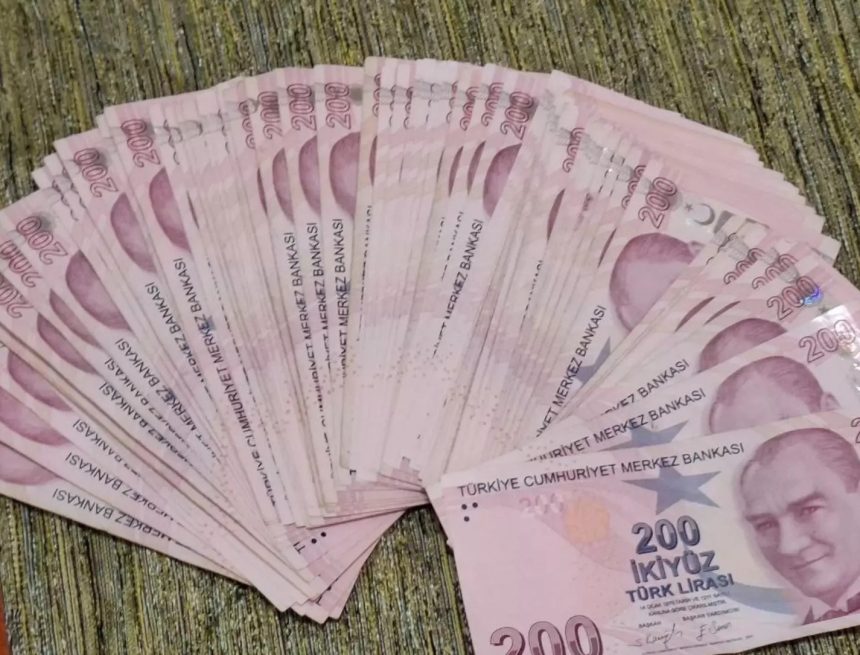 Курс лиры стремительно падает на фоне задержания мэра Стамбула и обвала биржи