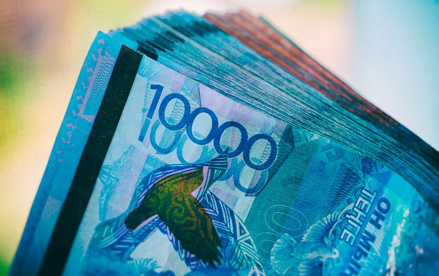 Нацбанк сообщил об ослаблении тенге и увеличении продаж валюты из Нацфонда в марте