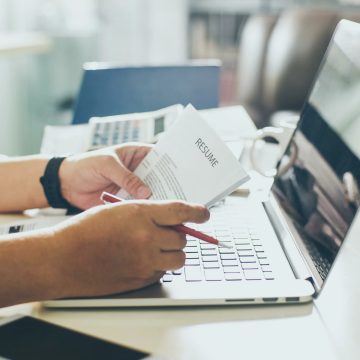 Продажи и обслуживание клиентов лидируют по количеству вакансий в Казахстане