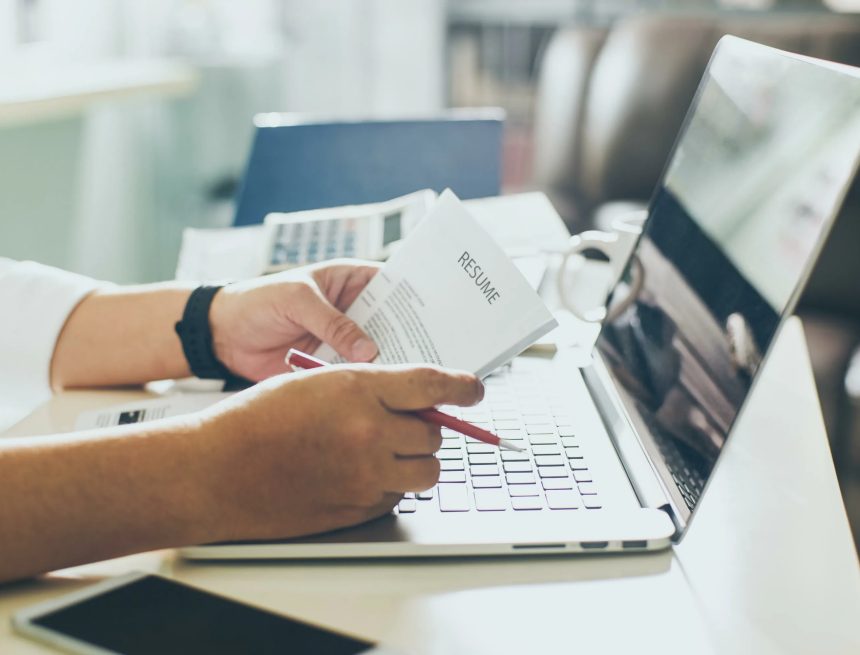 Продажи и обслуживание клиентов лидируют по количеству вакансий в Казахстане