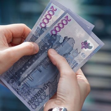 Казахстанцы все чаще выбирают наличные и ценные бумаги вместо депозитов