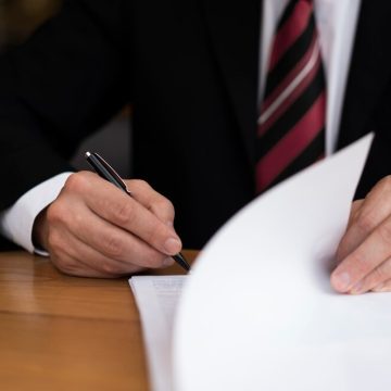 Банки Узбекистана будут оповещать родителей о подозрительных операциях с участием их детей