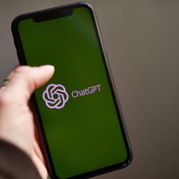 230503083811-07-chatgpt-phone-stock ChatGPT получил функции записи встреч и интеграции с Gmail и Google Drive