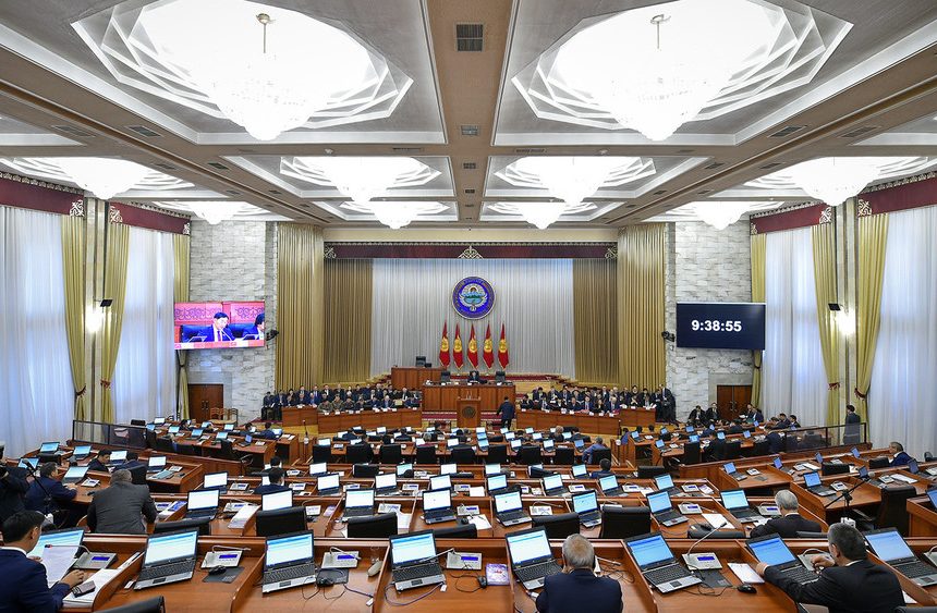 866693.825f9ceed2a9f54a887d3ac7b0c5cb4f Запрет на передачу банковских карт и E-кошельков третьим лицам поддержал парламент Кыргызстана