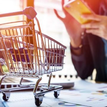 потребители Китайские потребители сокращают траты по мере замедления роста потребления