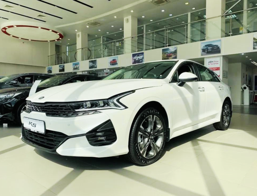 kia-k5-komplektacii-luxe-v-avtosalone-v-tashkente В Узбекистане Комитет по конкуренции оштрафовал Roodell за рекламу рассрочки KIA Sonet