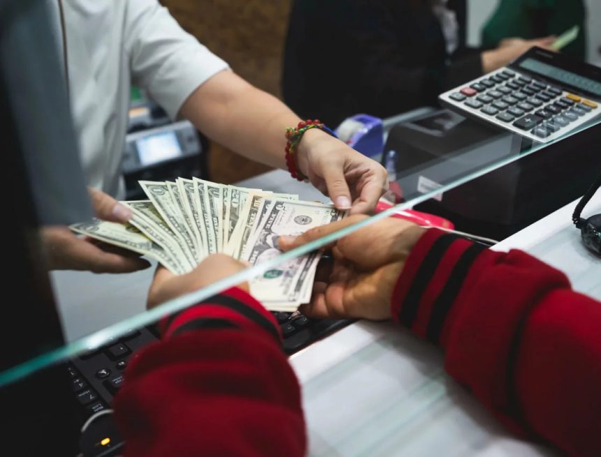 Доля рубля на валютном рынке Кыргызстана превысила долю доллара