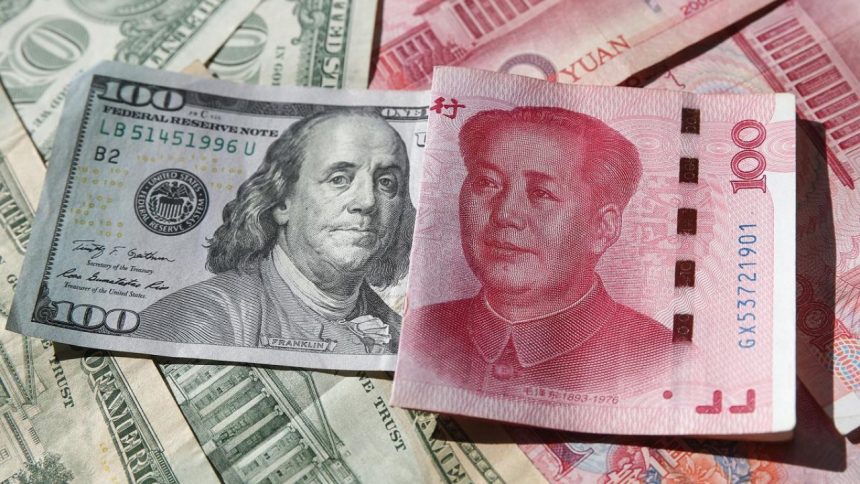 Юань укрепляет позиции в расчетах за импорт Кыргызстана, приближаясь к доллару