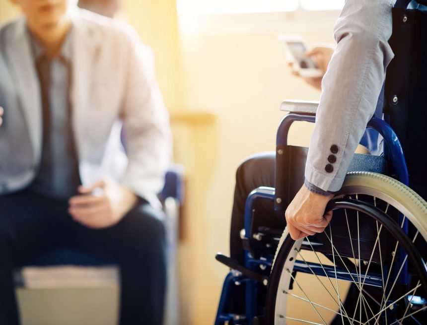 vammaisuus-tyoelama-shutterstock Нацбанк Кыргызстана обязал финансовые организации обеспечить доступность сервисов для людей с инвалидностью