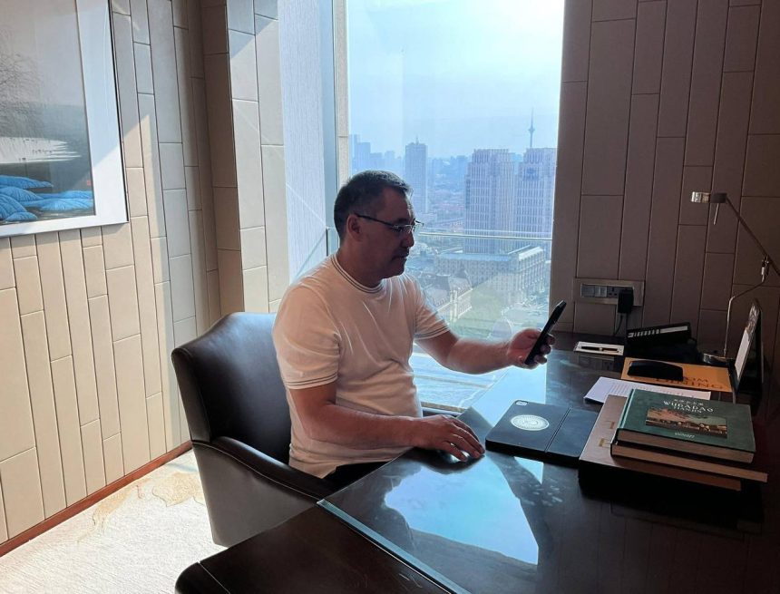 Садыр Жапаров и глава Binance обсудили развитие цифровых активов в Кыргызстане