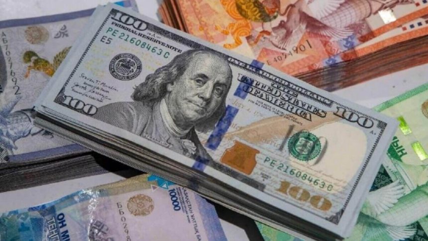 Казахстанцы сократили объем покупок долларов почти на четверть