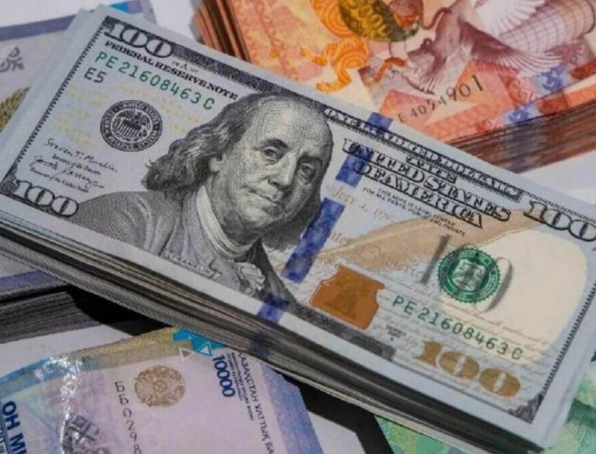 В Казахстане снизились продажи долларов на фоне роста курса
