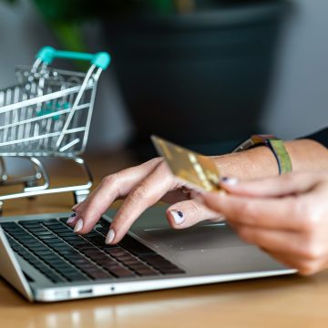 e-commerce concept, woman with credit card and laptop, close-up Freedom Bank и партнеры из Китая создадут систему трансграничных расчетов для e-commerce