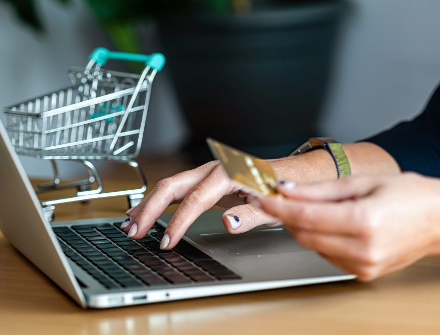 e-commerce concept, woman with credit card and laptop, close-up Freedom Bank и партнеры из Китая создадут систему трансграничных расчетов для e-commerce