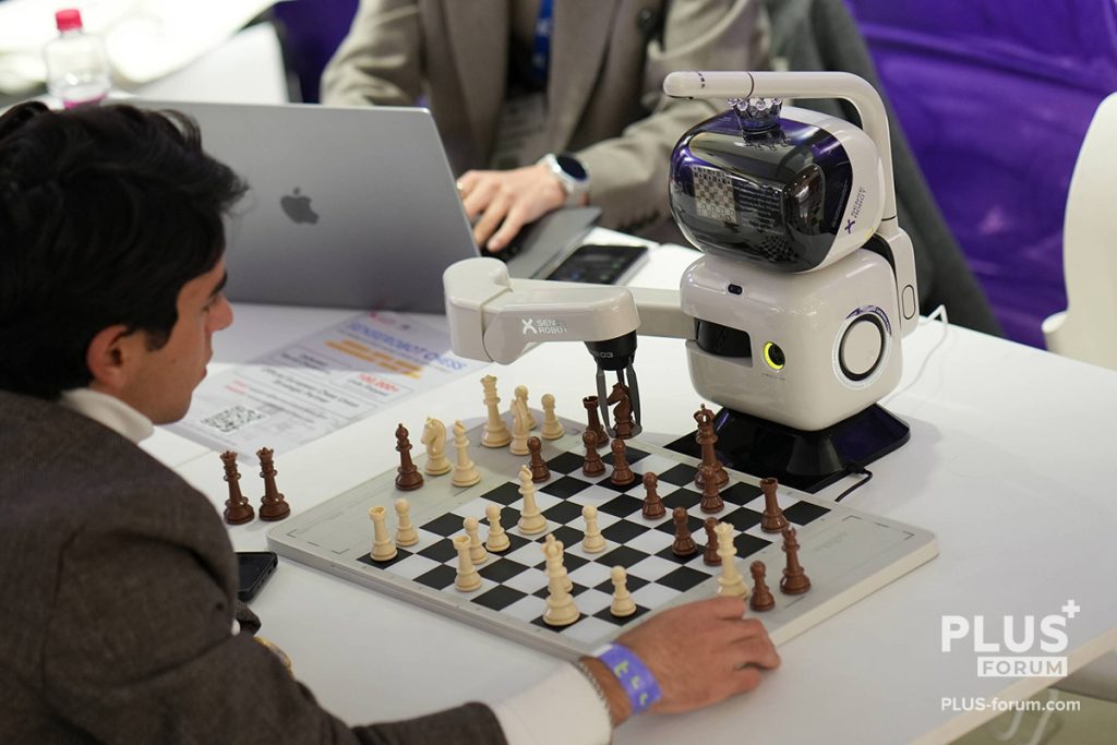 Участники Форума FinnoWay Armenia смогли сыграть в шахматы с гроссмейстером Алишером Сулейменовым