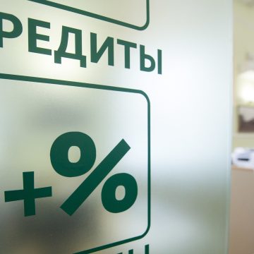 Экономист: казахстанцы берут потребкредиты не на айфоны, а на базовые расходы