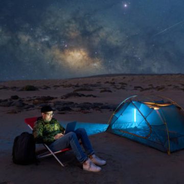 digital nomad man working with a laptop at night under the starry night В Кыргызстане запущена онлайн-платформа для получения статуса Digital Nomad