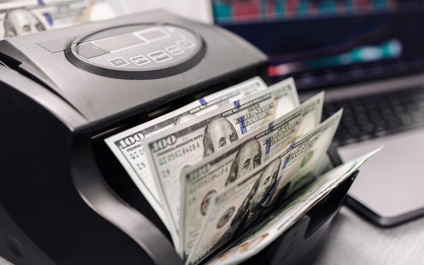 В декабре казахстанцы резко увеличили покупку валюты, несмотря на укрепление тенге