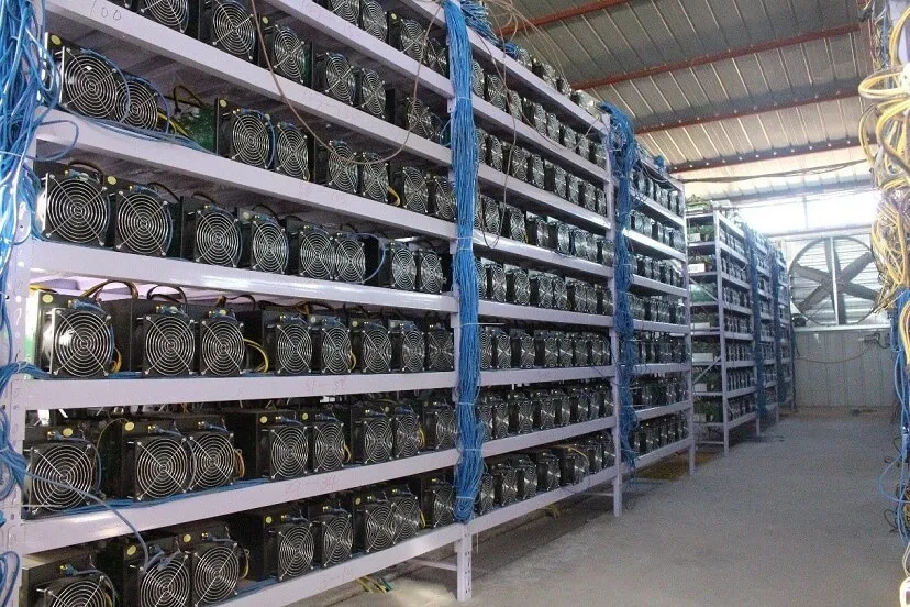 bitcoin-mining-farm-1 В Кыргызстане частные майнеры столкнулись со снижением доходности из-за падения биткоина